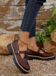 Chaussures plates à semelle épaisse, tout-aller, en PU, avec une bride en T et une boucle. Convient pour le port en extérieur au printemps, en été et en automne.