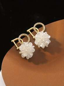 1 Pair Metal Alloy Flower Drop Earrings For Women, Letter & Faux Pearl Design, Elegant Everyday Wear That Suits Both Office Attire And Casual Outfits