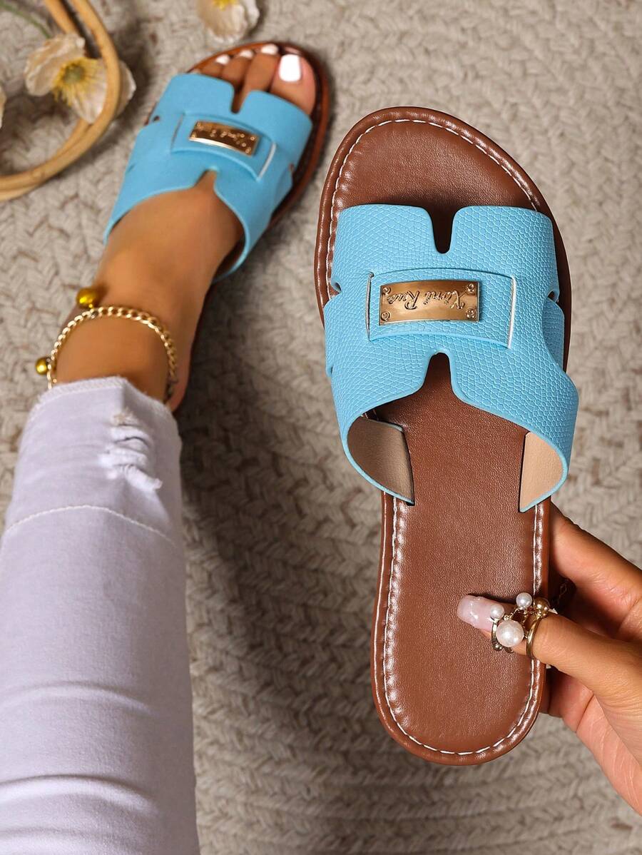 [Nueva Primavera/Verano] Sandalias tipo tanga estilo H para mujer, sandalias romanas de moda casual de celebrity con suela plana grabada cómoda en negro, beige y marrón, zapatos de playa de verano, sandalias cuña con pedrería elegante francesa de estilo minimalista y recomendadas por bloggers, sandalias tipo chanclas con suela antideslizante para interior y exterior, sandalias tipo tanga con decoración metálica de estampado de cocodrilo, versátiles para el verano