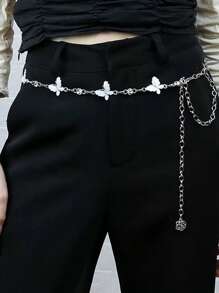 Une élégante ceinture dorée en forme de papillon pour l'été