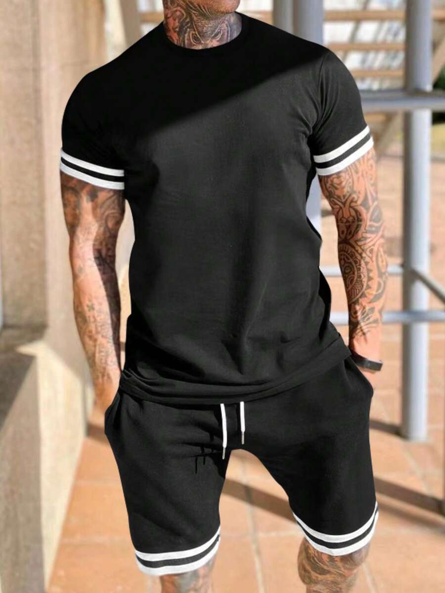 Bộ đồ nam mùa hè 2 mảnh màu đen: Áo thun ngắn tay cổ tròn kẻ sọc + Quần short kẻ sọc, trang phục thể thao rộng rãi thoải mái, phong cách Âu Mỹ mùa xuân/hè.