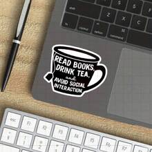 3-Zoll "Entweiche in die Einsamkeit mit 'Lesen, Tee trinken und sozialen Kontakt vermeiden' Vinyl-Aufkleber - perfekt für Introvertierte, Bücherwürmer und Teetrinker; ideal für Laptops, Tagebücher und Kaffeebecher; eine humorvolle Ergänzung zu Literatur-, Entspannungs- und Selbstpflege-Aufkleber-Sammlungen"