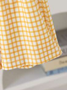 Conjunto de camiseta de manga corta con cuello redondo y estampado de hamburguesa lindo, y pantalones cortos con estampado de cuadros para niñas