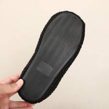 1 par de pantuflas de felpa con diseño de esqueleto en estilo retro para Halloween, suela suave y silenciosa para interiores con contraste de colores, negro y rojo, para otoño/invierno