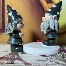 Ornamento decorativo, figuras de resina de una pareja de gnomos lindos, regalo para el Día de San Valentín, fiesta de boda, artesanía de gnomos de resina adecuado para la decoración del hogar, escritorio, micro paisaje (Nota: El color desigual se debe a la pintura a mano, lo cual es normal y no afecta el uso regular)