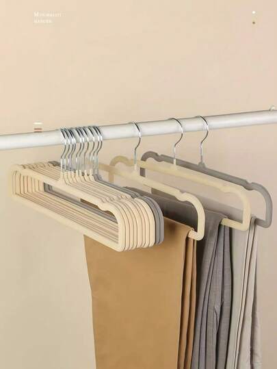 رف ملابس متعدد الوظائف للكبار، شماعة مخملية، منظم تخزين الخزانة، غير قابل للانزلاق وغير ضار، مثالي لخزانة خالية من الفوضى بتصميم موفر للمساحة، يعزز التنظيم والوصول إلى الفساتين والسراويل والتنانير والاكسسوارات، يتميز بأسطح مخملية لمنع التمزق، إطار قوي للاستخدام اليومي، مثالي للشقق الصغيرة وغرف السكن الجامعي وخزائن المنزل، سهل التجميع والصيانة، يكمل جماليات الديكور الحديث بلون محايد، صناعة متينة توفر أداء طويل الأمد، يحسن تخطيط الخزانة وكفاءة التخزين، رف متعدد الاستخدامات مناسب لتغيير الملابس الموسمية والروتين اليومي للارتداء، هدية عملية للحياة المنظمة، يرفع تجربة التسوق بالرؤية الواضحة والعرض المنظم، يزيل التنقيب والعناصر المفقودة، يحافظ على الأقمشة محمية ومرتبة بشكل جيد، يعزز ديكور الغرفة مع تعظيم المساحة