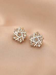 1 par de elegantes y de moda pendientes blancos con diseño cruzado de copos de nieve