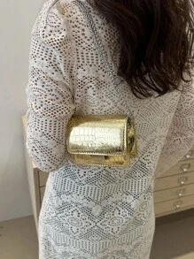 Una bolsa cuadrada mini de moda para la temporada de otoño e invierno, con decoración de lazo de hardware, abertura con solapa, cadena doble de metal, de poca capacidad, ligera y minimalista. Adecuada para el uso diario de las mujeres, el ocio y el uso estudiantil como monedero.