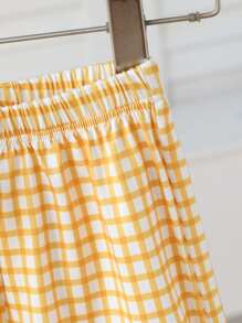 Conjunto de camiseta de manga corta con cuello redondo y estampado de hamburguesa lindo, y pantalones cortos con estampado de cuadros para niñas