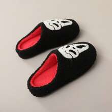 1 par de pantuflas de felpa con diseño de esqueleto en estilo retro para Halloween, suela suave y silenciosa para interiores con contraste de colores, negro y rojo, para otoño/invierno