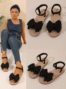 Breezelady Women's Two-Tone Bow Flat Sandals – A Perfect Blend Of Playful Charm And Everyday Comfort, Designed For The Modern, Style-Savvy Woman. Featuring A Bold, Textured Black Bow Accent That Adds A Sweet Yet Eye-Catching Touch, These Sandals Pair A Neutral Woven Footbed With Sleek Black Straps For Versatile Two-Tone Appeal. Crafted With Breathable Fabric And A Lightweight, Durable Sole, The Stretch Ankle Strap Ensures A Snug, Adaptable Fit For All Ankle Sizes, While The Cushioned Woven Footbed Keeps Feet Supported During Long Days. The Open-Toe Design Stays Cool In Summer Heat, Making Them Ideal For Casual Outings, Brunch Dates, Or Campus Strolls. Style Them With Distressed Denim Shorts For A Relaxed Weekend Vibe, Flowy Sundresses For A Feminine Brunch Look, Or Midi Skirts For Cute Casual Elegance. Perfect For College Students, Office Workers (For Laid-Back Fridays), And Anyone Who Loves Effortless, On-Fashion Footwear That Doesn't Sacrifice Comfort. - 黑色 - 查看 3