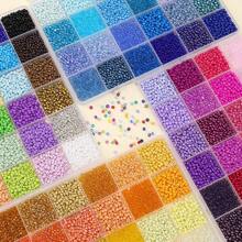 1 boîte de perles de verre de petite taille 2 mm/3 mm/4 mm, 24 couleurs aléatoires. Perles d'artisanat pour bracelets, création de bijoux et artisanat, avec boîte