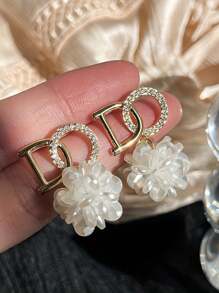 1 Pair Metal Alloy Flower Drop Earrings For Women, Letter & Faux Pearl Design, Elegant Everyday Wear That Suits Both Office Attire And Casual Outfits