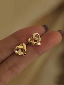 Brincos requintados em formato de coração vazado - Design chique e estiloso em formato de coração para uso diário, perfeitos para piercings de orelha