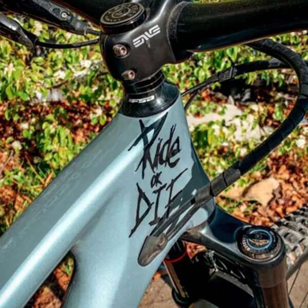 2pcs High Definition UV Carving Motorcycle/Bicycle Frame Stickers, Suitable For Mountain Bikes, Motorcycle Helmet Decoration