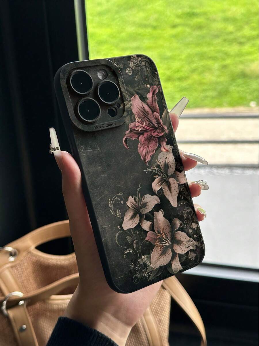 1件復古花卉黑色背景相機保護防震手機殼，相容 iPhone 17pro/17Air/17/17promax/16/11/16pro/16plus/16promax/16e/15Promax/13/14/12/XS/XR/7G/8P，相容 Galaxy S25/S25PLUS/S25 Ultra/A16/A36/A26/A56/A50/A12/A32/A52/A72/A51/A21S/A13/A14/S24/S24PLUS/S24Ultra/S22/A52/A53/A54/A55/S23，相容 11/12Pro/12/12X/13Pro/14Pro/15Pro，相容 Redmi 10/9/Note9/12c/Note11pro/Note8Pro，防震手機保護殼