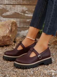 Chaussures plates à semelle épaisse, tout-aller, en PU, avec une bride en T et une boucle. Convient pour le port en extérieur au printemps, en été et en automne.