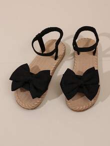 Breezelady Women's Two-Tone Bow Flat Sandals – A Perfect Blend Of Playful Charm And Everyday Comfort, Designed For The Modern, Style-Savvy Woman. Featuring A Bold, Textured Black Bow Accent That Adds A Sweet Yet Eye-Catching Touch, These Sandals Pair A Neutral Woven Footbed With Sleek Black Straps For Versatile Two-Tone Appeal. Crafted With Breathable Fabric And A Lightweight, Durable Sole, The Stretch Ankle Strap Ensures A Snug, Adaptable Fit For All Ankle Sizes, While The Cushioned Woven Footbed Keeps Feet Supported During Long Days. The Open-Toe Design Stays Cool In Summer Heat, Making Them Ideal For Casual Outings, Brunch Dates, Or Campus Strolls. Style Them With Distressed Denim Shorts For A Relaxed Weekend Vibe, Flowy Sundresses For A Feminine Brunch Look, Or Midi Skirts For Cute Casual Elegance. Perfect For College Students, Office Workers (For Laid-Back Fridays), And Anyone Who Loves Effortless, On-Fashion Footwear That Doesn't Sacrifice Comfort. - 黑色 - 查看 10