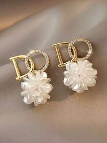 1 Pair Metal Alloy Flower Drop Earrings For Women, Letter & Faux Pearl Design, Elegant Everyday Wear That Suits Both Office Attire And Casual Outfits