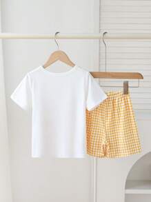 Conjunto de camiseta de manga corta con cuello redondo y estampado de hamburguesa lindo, y pantalones cortos con estampado de cuadros para niñas