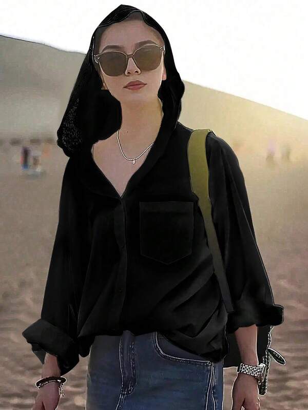 Blusa con capucha transparente de mujer con parches de encaje y tejido de unicolor