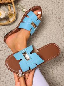 [Nueva Primavera/Verano] Sandalias tipo tanga estilo H para mujer, sandalias romanas de moda casual de celebrity con suela plana grabada cómoda en negro, beige y marrón, zapatos de playa de verano, sandalias cuña con pedrería elegante francesa de estilo minimalista y recomendadas por bloggers, sandalias tipo chanclas con suela antideslizante para interior y exterior, sandalias tipo tanga con decoración metálica de estampado de cocodrilo, versátiles para el verano