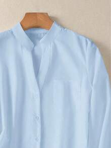Camisa de mujer de unicolor con cuello en V y botones - Blusa casual y elegante de manga larga con detalle de bolsillo, adecuada para vacaciones, viajes y uso diario, artículo esencial para - Celeste - Ver 5