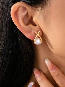 1 对金属交叉仿珍珠奢华耳环，别致简约的设计，百搭又流行