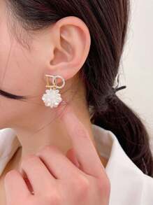1 Pair Metal Alloy Flower Drop Earrings For Women, Letter & Faux Pearl Design, Elegant Everyday Wear That Suits Both Office Attire And Casual Outfits