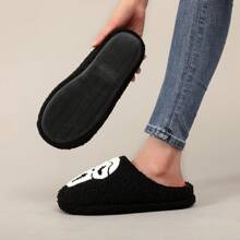1 par de pantuflas de felpa con diseño de esqueleto en estilo retro para Halloween, suela suave y silenciosa para interiores con contraste de colores, negro y rojo, para otoño/invierno
