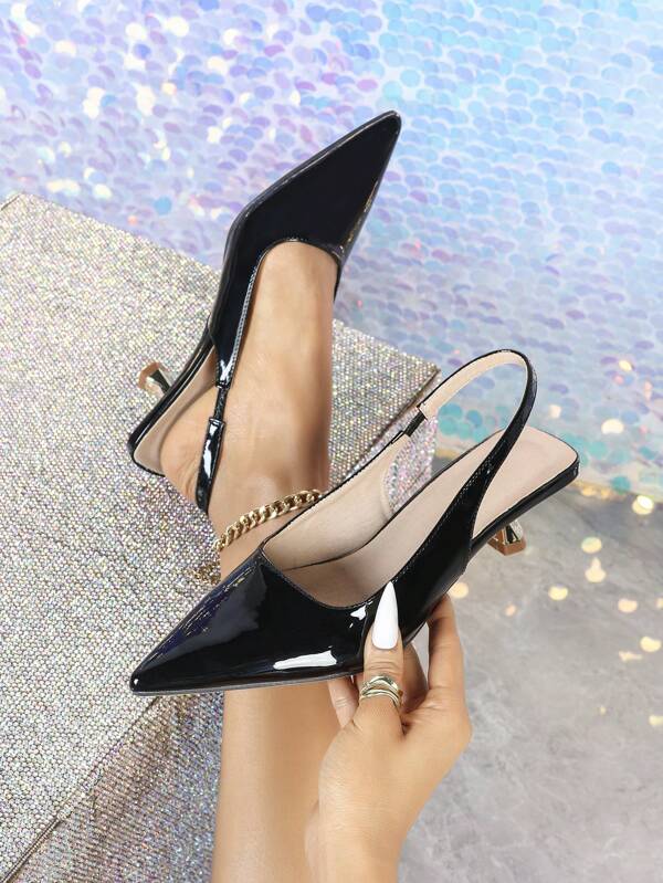 Tacones altos de recubierto negro de mujer, moda de punta puntiaguda con tacón dorado, tacones altos formales con correa de tobillo y punta abierta