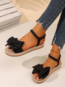 Breezelady Women's Two-Tone Bow Flat Sandals – A Perfect Blend Of Playful Charm And Everyday Comfort, Designed For The Modern, Style-Savvy Woman. Featuring A Bold, Textured Black Bow Accent That Adds A Sweet Yet Eye-Catching Touch, These Sandals Pair A Neutral Woven Footbed With Sleek Black Straps For Versatile Two-Tone Appeal. Crafted With Breathable Fabric And A Lightweight, Durable Sole, The Stretch Ankle Strap Ensures A Snug, Adaptable Fit For All Ankle Sizes, While The Cushioned Woven Footbed Keeps Feet Supported During Long Days. The Open-Toe Design Stays Cool In Summer Heat, Making Them Ideal For Casual Outings, Brunch Dates, Or Campus Strolls. Style Them With Distressed Denim Shorts For A Relaxed Weekend Vibe, Flowy Sundresses For A Feminine Brunch Look, Or Midi Skirts For Cute Casual Elegance. Perfect For College Students, Office Workers (For Laid-Back Fridays), And Anyone Who Loves Effortless, On-Fashion Footwear That Doesn't Sacrifice Comfort. - 黑色 - 查看 7