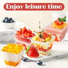 10/25/50/100/200 Piezas, 2 oz/60 ML Tazas de postre de plástico mini con cucharas, tazones pequeños cuadrados brillantes transparentes para pudin de plátano, para servir y probar aperitivos en fiestas de cumpleaños y bodas, dorado y transparente