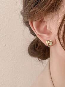 Brincos requintados em formato de coração vazado - Design chique e estiloso em formato de coração para uso diário, perfeitos para piercings de orelha