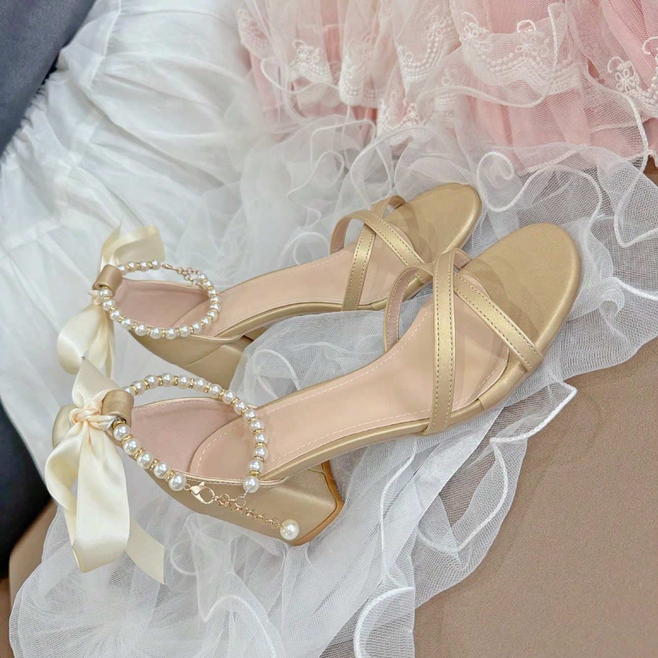 Sandalias de tacón alto con tiras de perlas, versátiles y apropiadas para fiestas de verano para adolescentes