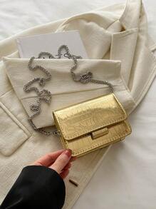 Una bolsa cuadrada mini de moda para la temporada de otoño e invierno, con decoración de lazo de hardware, abertura con solapa, cadena doble de metal, de poca capacidad, ligera y minimalista. Adecuada para el uso diario de las mujeres, el ocio y el uso estudiantil como monedero.