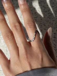 1 pièce Bague de fiançailles à contour ondulé pour femme, Bague décorative à coupe ronde brillante, Bague unique à motif vague emboîtée, Convient comme cadeau d'anniversaire ou pour une fête pour femmes