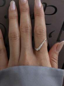 1 pièce Bague de fiançailles à contour ondulé pour femme, Bague décorative à coupe ronde brillante, Bague unique à motif vague emboîtée, Convient comme cadeau d'anniversaire ou pour une fête pour femmes