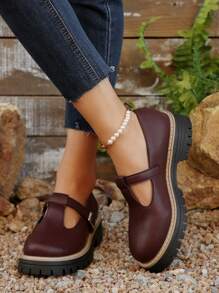 Chaussures plates à semelle épaisse, tout-aller, en PU, avec une bride en T et une boucle. Convient pour le port en extérieur au printemps, en été et en automne.