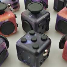 6面抗焦虑减压骰子魔方减压玩具，新款减压骰子手柄魔方骰子，材质光滑，手感舒适，轻松减压，成人减压玩具，送给朋友的独特新奇礼物，抵抗焦虑和烦躁