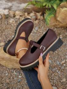 Chaussures plates à semelle épaisse, tout-aller, en PU, avec une bride en T et une boucle. Convient pour le port en extérieur au printemps, en été et en automne.