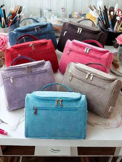 多隔层化妆包，带侧袋，适用于各种场合！宽敞的主隔层配有网状隔层，可容纳大容量的化妆瓶、化妆刷和调色板。侧袋可快速取用润唇膏、钥匙、数据线等。可悬挂于酒店浴室，打造整洁的梳妆台。适合日常通勤，携带健身器材、化妆品和数码配件。