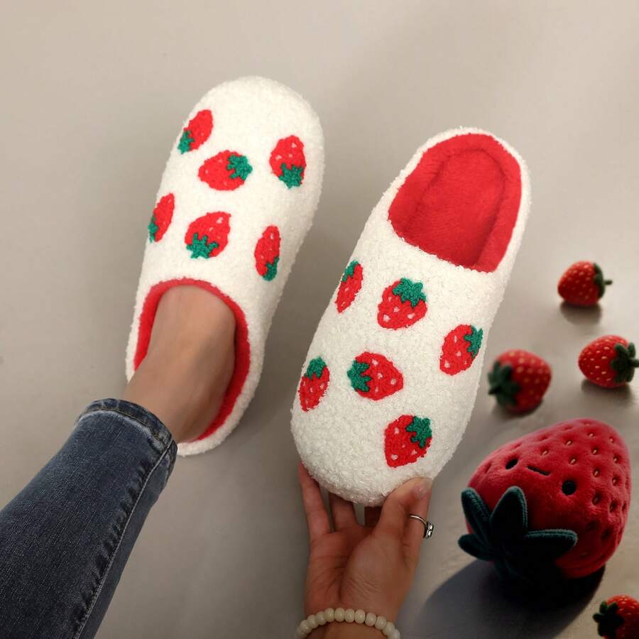1 par de zapatillas de interior suaves para otoño/invierno con diseño impreso de fresas de tela de felpa, de diseño de frutas y verduras, con suela antideslizante, blancas y rojas