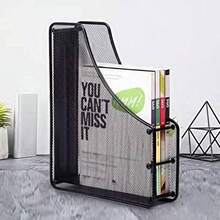 Organizador de Revistas y Documentos en Metal Negro de Alta Calidad, Diseño Moderno y Resistente, Ideal para Oficina, Hogar o Estudio, con Dimensiones de 35.5 cm de Alto, 28.5 cm de Profundidad y 8 cm de Ancho, Estilo Minimalista, Compacto y Funcional, Perfecto para Almacenar Carpetas, Archivos y Materiales de Lectura de Forma Ordenada y Accesible, Fabricado con Material Metálico Duradero y Rejilla Transpirable para Mayor Ventilación, Acabado en Negro Mate que Combina con Cualquier Decoración, Montaje y Uso Versátiles, Compatible con Estanterías y Escritorios, Diseño Ligero y Portátil, Ideal para Mantener el Orden y la Eficiencia en Espacios de Trabajo, Producto Eco-Amigable y Reutilizable, Embalaje Compacto y Seguro para un Transporte y Almacenamiento Conveniente, Solución Práctica y Elegante para la Organización de Documentos y Revistas en Entornos Profesionales o Personales.