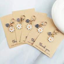 Set de 4 llaveros con dijes de margarita y corazón que dicen "Gracias por ayudarme a crecer" - Perfecto para agradecer a maestros, familia y amigos | Ideal para cumpleaños, graduaciones, bodas, accesorios escolares, accesorios góticos y de Y2K, ideas de regalo para el Día del Maestro, Navidad, accesorios para bolsos, portaidentificaciones, accesorios para autos - Multicolor - Ver 10