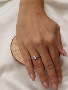Women's Solitaire Ring With Zirconia And Studded Stones, High Luxury, European Fashion, Semi-Jewelry, Worked On A Daily Basis - 銀色 - 查看 2