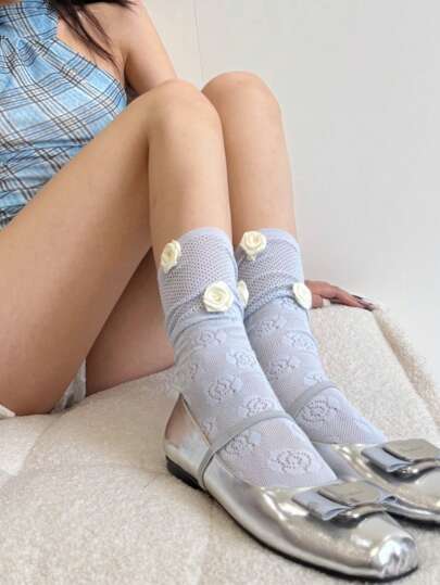 زوج من الجوارب القصيرة المزخرفة بالدانتيل المزهري المرهف للبنات