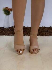 Sandalias para mujer de moda de tacón bajo ideales para fiestas, bodas, bautizos, reuniones familiares, cómodas y versátiles, que estilizan la silueta del pie dentro del calzado femenino. - Beis - Ver 2