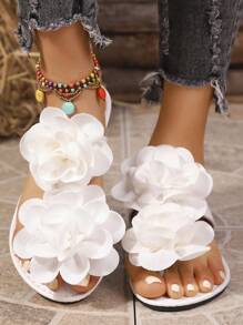 Tongs plates style bohème en PU avec application pour femmes. Sandales de plage, de vacances, de mariage, de fête en extérieur et d'été