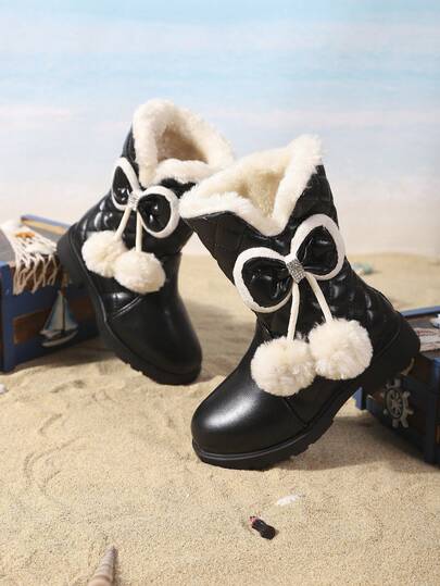 一双适合秋冬季节的女童靴子，新款高筒保暖毛绒蝴蝶结钻石设计，时尚、优雅、简约且耐寒，学院风厚底靴